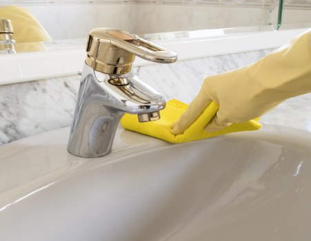 Bathroom and appliance cleaning during a move-out clean in E14